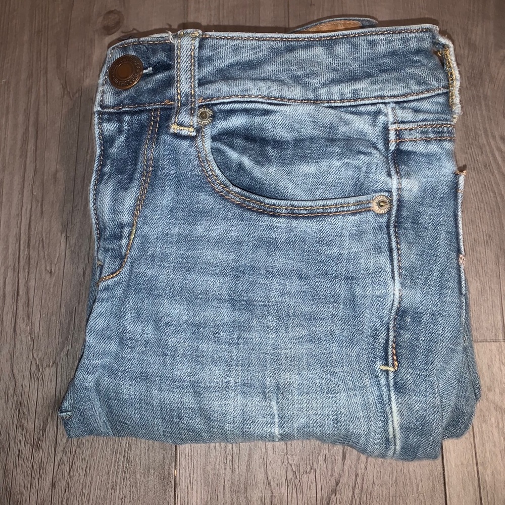 Light wash rip jeans